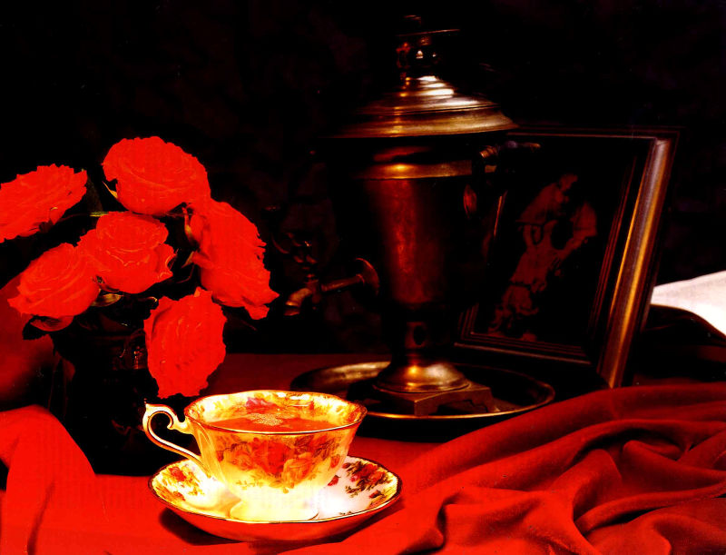 Фарфоровая чашка на фоне роз, самовара и картины. Натюрморт (фото: Дмитрий Галантерник). Камера Sinar F2, пленка Kodak Ektachrome 100 plus, выдержка 14 с. Фарфоровая чашка на фоне роз, самовара и картины. Натюрморт (фото: Дмитрий Галантерник). Камера Sinar F2, пленка Kodak Ektachrome 100 plus, выдержка 14 с.