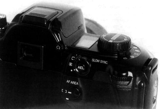 Эргономика профессиональной 35-мм зеркальной фотокамеры Minolta Dynax 600si Classic.