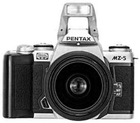 Автофокусная 35-мм SLR фотокамера Pentax MZ-5 с поднятой встроенной вспышкой.