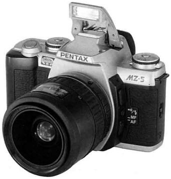 Автофокусная 35-мм SLR камера Pentax MZ-5 со встроенными мотором и вспышкой.