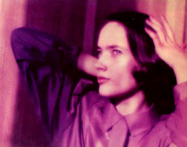 Женский портрет. Фиолетовый тон получен за счет нестандартной обработки фотоматериалов.