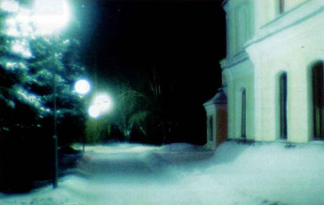 Зимний городской пейзаж. Мягкий голубой тон определился временем съемки, условиями освещения и отражательной способностью снежного покрова.