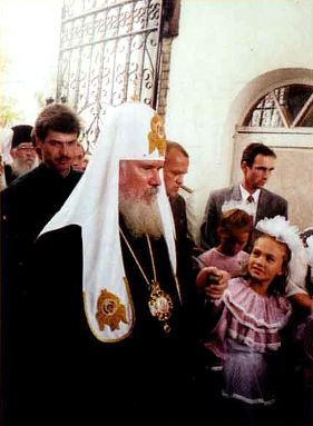 Групповой портрет. Снимок построен на противопоставлении невидимых линий: общее направление взглядов персонажей снимка неожиданно прерывается взглядом девочки.