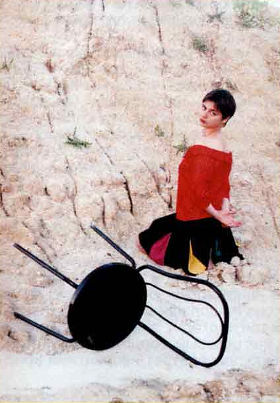 Женский портрет. На снимке два главных объекта, причем один рассматривается по диагонали (стул), другой по вертикали (женщина), то есть взгляд зрителя мечется по снимку в разных направлениях, что вызывает ощущение дискомфорта.