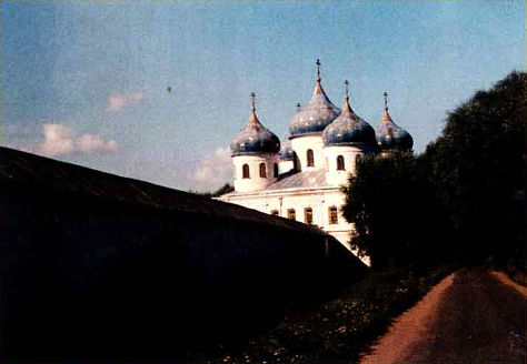 Пейзаж, храм. Классический пример того, как с помощью линейной компоновки кадра передана глубина пространства и выделен главный элемент композиции — храм.