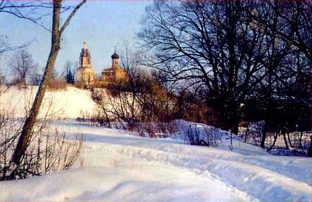 Композиция фотографии. Расположение дороги противоречит всем правилам построения снимка (она „выползает“ из угла, да вдобавок из правого!). Но композиция компенсируется тем, что взгляд зрителя, следуя вдоль колеи, невольно поворачивает к сюжетно важному центру снимка — к храму.