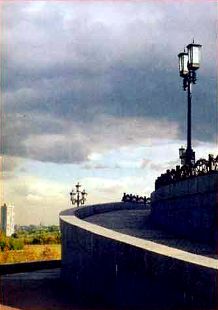 Композиция фотографии. Оба пути ведут к фонарям, и зрителю снимка, простите, „до фонаря“, что здесь нарушены правила, сформулированные в этой статье; важно, что один путь ведет в темное поднебесье, а второй — в светлый град-столицу.