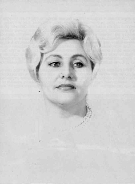 Малоформатная камера, объектив 135 мм f/2,8, полностью открытая диафрагма, фотопленка ORWO NP15, без светофильтра. Условия освещения: заполняющий свет — лампа 500 Вт в софите с рассеивающим экраном; рисующий свет — лампа 275 Вт в узком софите с рассеивателем из белой ткани. Противоположная сторона лица модели подсвечивалась белым отражающим экраном. Белый фон дополнительно подсвечивался источником, расположенным за спиной модели.