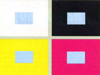 Рис. 1. Голубое поле на светлом фоне кажется более темным, чем на темном фоне. На пурпурном фоне голубое поле кажется зелено-голубым, а на желтом насыщенность голубого несколько усиливается.