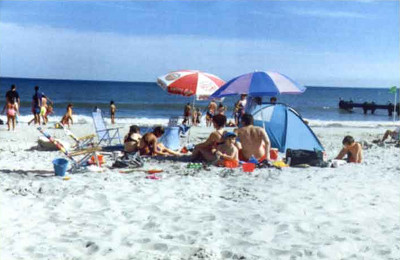 Фото 1. Группа людей снята издали общим планом. Лица малораэличимы, снимок получился неинтересным, скучным.