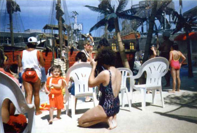 Фото 2. Основной объект — мальчик на среднем плане. На снимка множество объектов, и все яркие и четко обрисованы. На их фоне главное в кадре трудноразличимо. При съемке. чтобы выделить основной объект, необходимо было «размыть» фон за счет открытия диафрагмы.