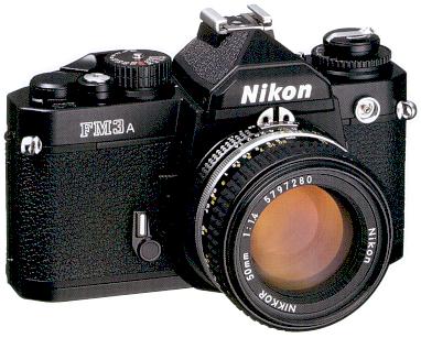 Черный вариант фотокамеры Nikon FM3a. Внешне она практически полностью повторяет FM2.