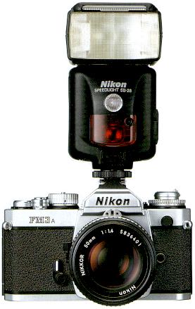 Среднеформатная зеркальная фотокамера Nikon FM3a с TTL-согласованной вспышкой Nikon Speedlight.
