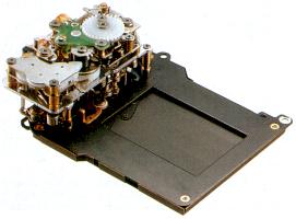 Затвор фотокамеры Nikon FM3a с гибридным (электронным и механическим) управлением.