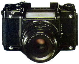 Cистемный среднеформатный зеркальный фотоаппарат Pentax 67 со снятым сменным видоискателем. Cистемная среднеформатная зеркальная фотокамера Pentax 67 со снятым сменным видоискателем.