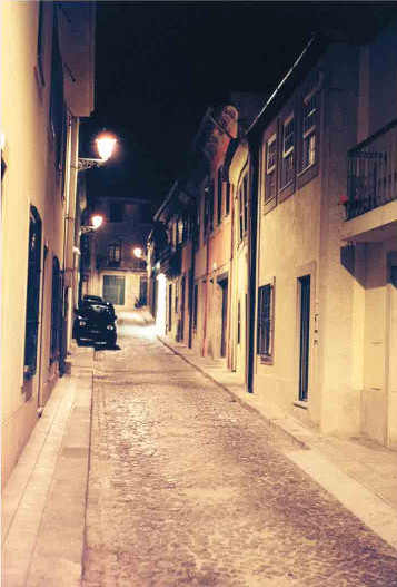 Плавность спуска и мягкость затвора позволяют снимать с рук даже в таких неблагоприятных условиях. Объетив Summilux-M 50 мм f/1,4; экспозиция 1/24 с, f/2.