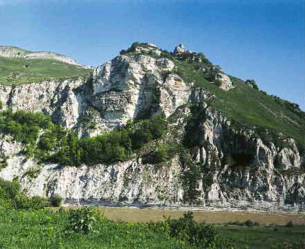 Скала «Белый замок» (фото: Владимир Романенко). Камера Зоркий-4, объектив Юпитер-12 35 мм f/11, 1/125 с, пленка Agfa HDC 100.