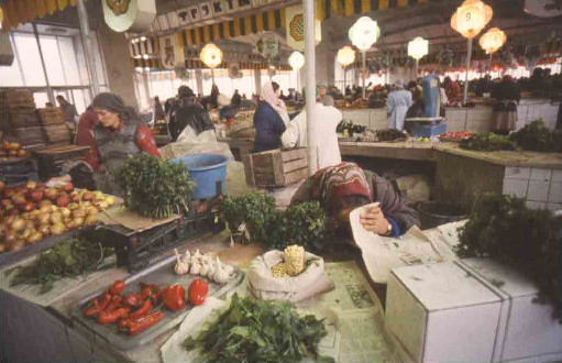 Дорогомиловский рынок в начале 1990-х (фото. Роджер Хикс). Камера Leica M2, объектив Elmarit-M 21 mm f/2,8, пленка Ferrania Scotch 1000D.