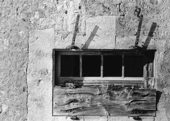 Окно и ставни, сельская местность во Франции (фото. Фрэнсис Шульц). Камера Nikon-F, объектив Sigma 70—210 mm f/2.8 Apo, пленка Ilford XP2.