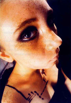 «Кристина. Полночь» (фото: Нуриман Миникаев-Лендо). Нарушено правила «неприменения» широкоугольной оптики при портретной съемке.