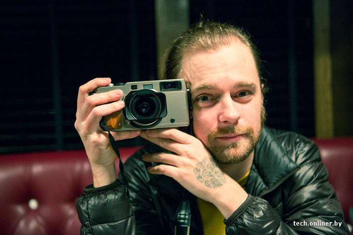 Фотограф-любитель Андрей Карачун и его дальномерная панорамная фотокамера Fujifilm TX-1.