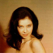 Фото 1б. Портрет снят при искусственном освещении на пленку для «дневного света», из-за этого изображение имеет желто-оранжевый цвет.