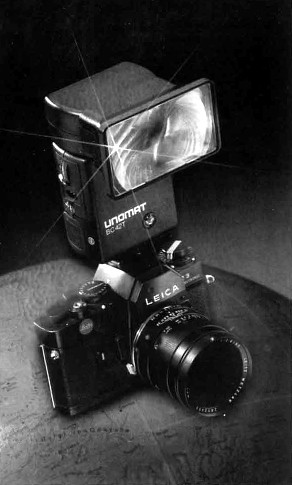 Мощный несогласованный блиц Unomat BC42T на зеркальном механическом фотоаппарате Leica R3.