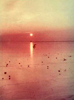 Солнце на фотоснимке получилось в виде маленького светящегося пятнышка из-за малого для такой съемки фокусного расстояния штатного объектива (50 мм).