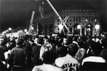 Демонтаж памятника Дзержинскому. Москва, август 1991 г. (фото: Анатолий Жовинский). Пленка ФН-400.